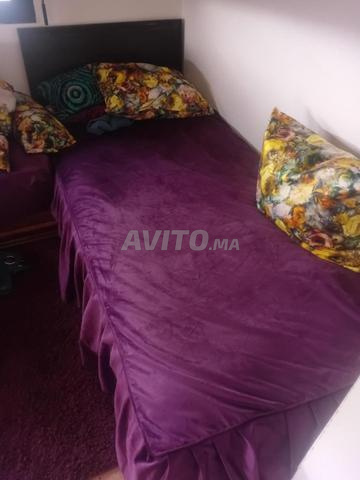 سرير مع فراش