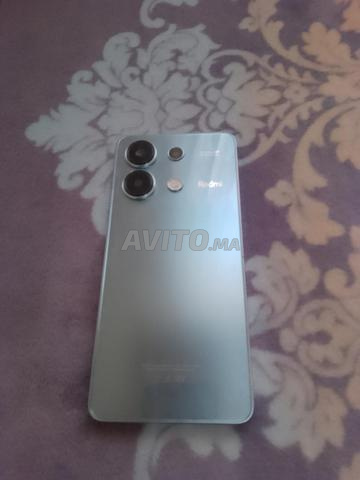 Redmi Note 13 en très bon état avec une petite fissure sur la vitre