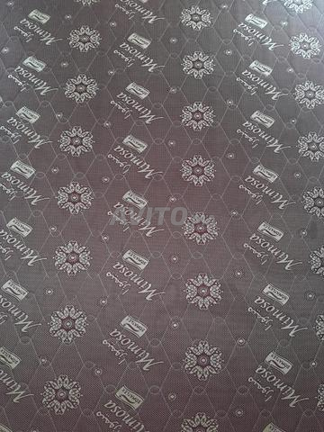 مرتبة كبيرة، قاعدة السرير و 2 طاولات للسرير