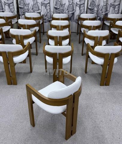 Chaises de café avec toutes les couleurs