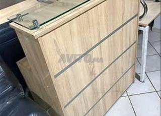منضدة استقبال مع صندوق