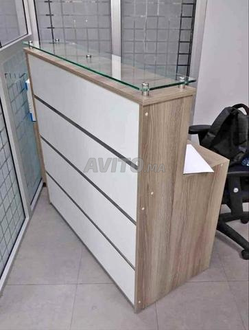 مكتب استقبال مع خزانة ذات أدراج