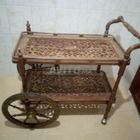 طاولة تقديم قديمة من الخشب المنحوت