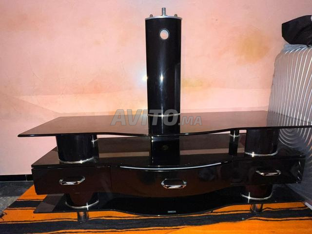 طاولة تلفزيون بحالة جيدة