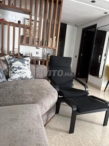 كرسي بذراعين مع مسند قدم بحالة جيدة جدا