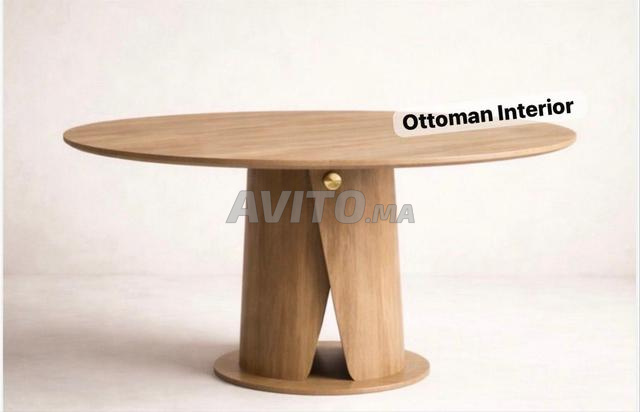 طاولة مستديرة من الخشب