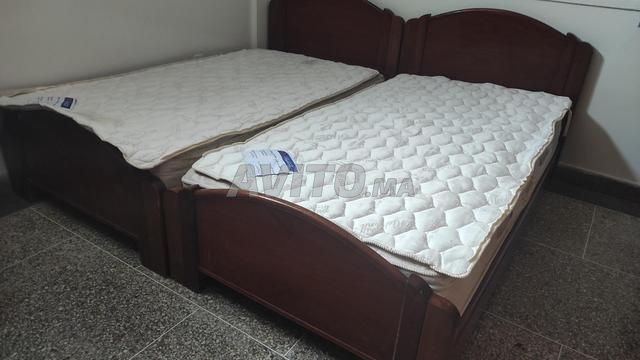 أسرة مع مراتب وخزانة خشبية