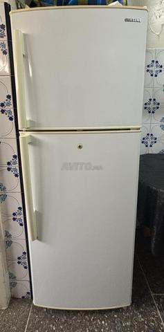 ثلاجة بيضاء مع مجمد