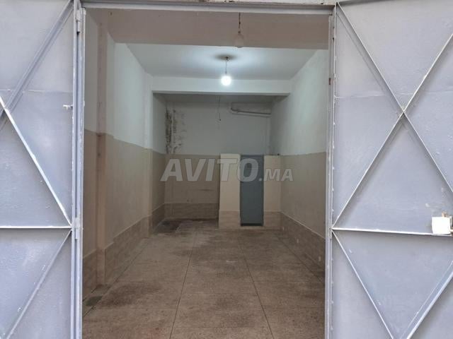 Moitié d'un entrepôt excellent à louer