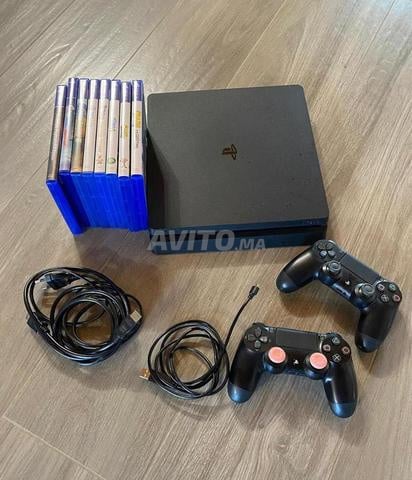بلايستيشن 4 سليم 1 تيرابايت مفلشة نقية بزاف معاها 2 يد التحكم