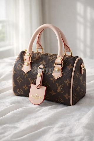 حقيبة نسائية صغيرة بتصميم عصري وجذاب