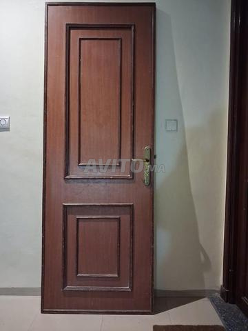 2 Porte en bois rouge verni maron