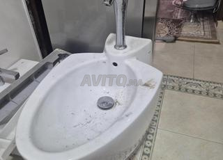 3 مغاسل و 1 مرحاض و 1 بيديه روكا