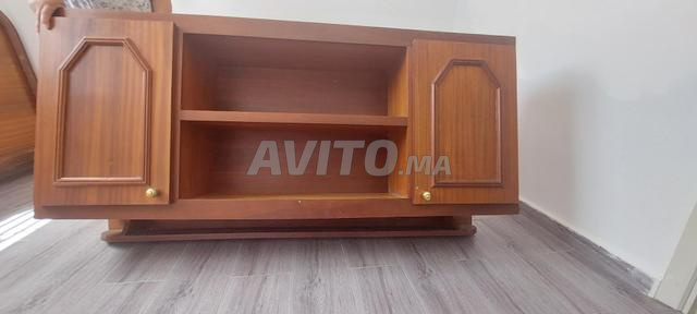 مكتبة و 4 طاولات