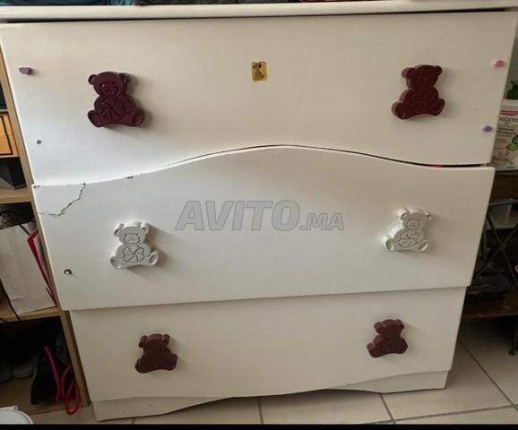 خزانة تخزين بثلاثة أدراج مع مساحة لتغيير ملابس الأطفال