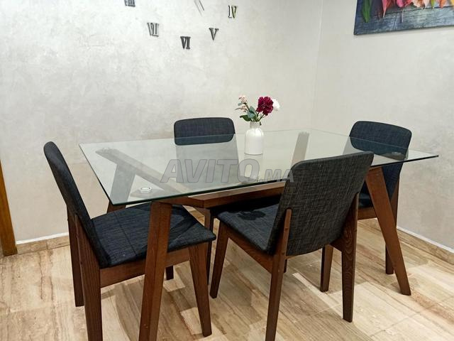 طاولة غرفة طعام مع 4 كراسي