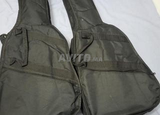 Guitare sonate bleu et une maronet