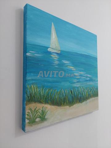 لوحة مرسومة يدويًا: مركب شراعي وحيد على البحر