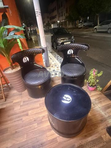 طاولة وكراسي