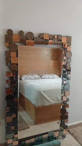 Séjour avec grand miroir