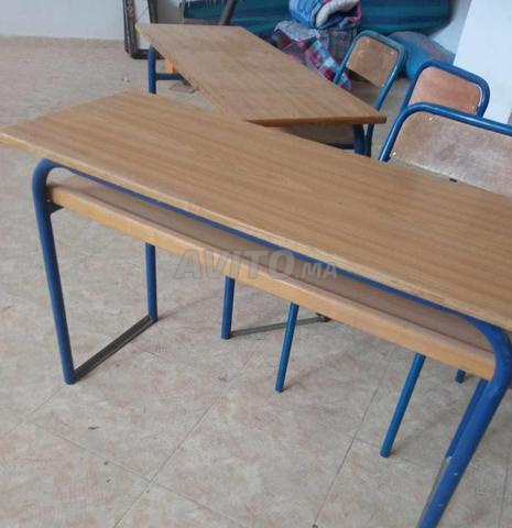 كراسي جديدة مع طاولة للبيع بسعر جيد