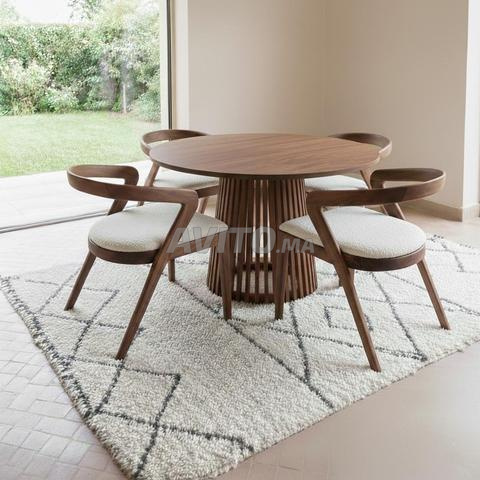 طاولة مستديرة من الخشب الصلب مع 4 كراسي