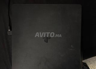 بلاي ستيشن 4 - 850 جيجابايت - 2 وحدات تحكم