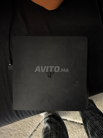 بلاي ستيشن 4 - 850 جيجابايت - 2 وحدات تحكم