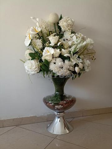 مزهرية وباقة زهور