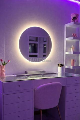 خزانة حديثة مع مرآة LED