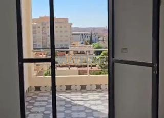 شقة جديدة للكراء وسط مدينة وجدة موقف سيارات مصعد