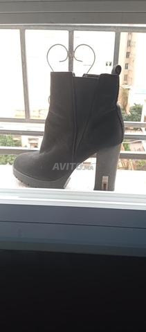 حذاء بوت أسود اللون بكعب مقاس 38