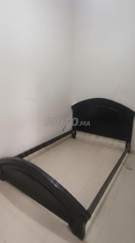 خزانة وإطار سرير وتسريحة سوداء