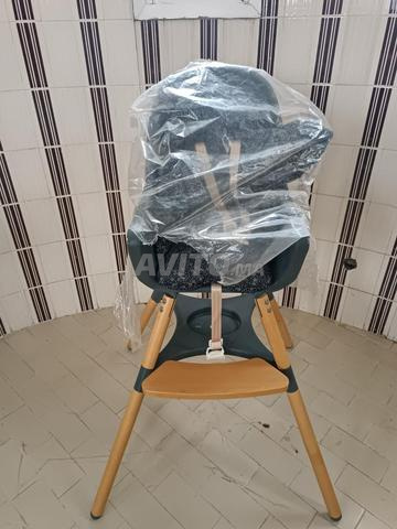 كرسي للأطفال حديث (تم شراؤه بـ 2000 درهم)