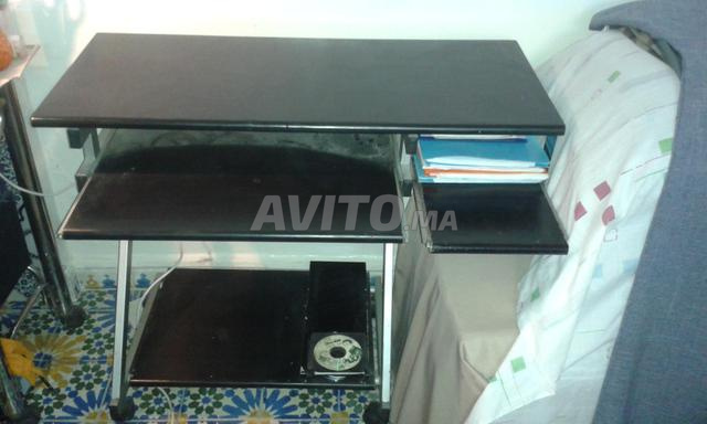 كرسي وطاولة للحاسوب