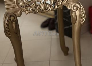 صالون مع طاولاته