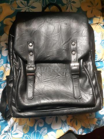 حقيبة ظهر .  .