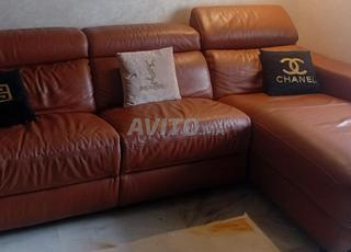 صالون على شكل L من الجلد الطبيعي مع مساحة للاسترخاء