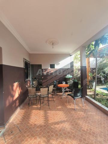 فيلا مع مسبح للبيع على طريق أيت أورير