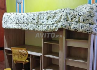 سرير مرتفع مع مكتب بحالة جيدة