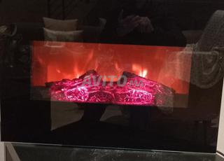 مدفأة كهربائية وديكور.