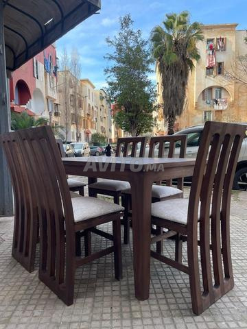 طاولة غرفة الطعام