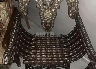 كرسي خشبي و sdaf