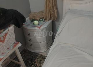 2 طاولة بجانب السرير مع مرآة مرتبة