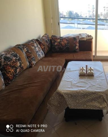 أريكة مع تخزين بالإضافة إلى طاولة من الخشب الصلب