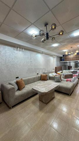 عنوان صالون عصري رمادي مع طاولة خشبية