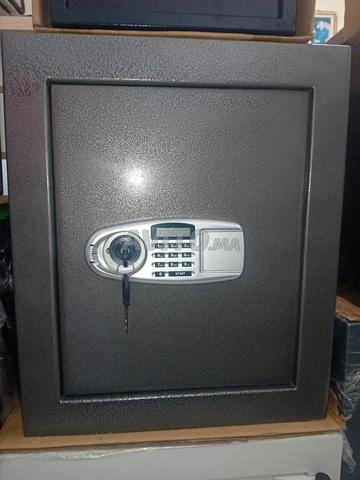 خزنة إلكترونية مع مفتاح مصفحة