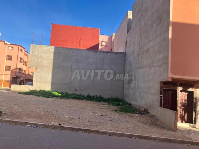 Terrain idéalement situé, 2 façades, plein sud 110m² - 2