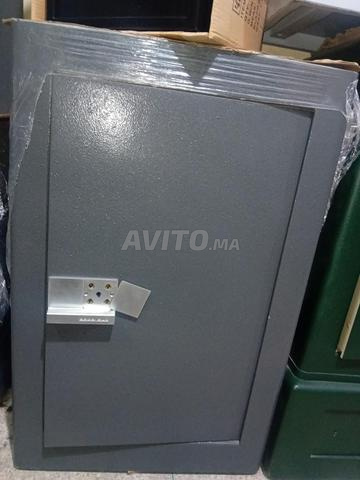 خزنة فولاذية مستعملة تحمل علامة Decayeux France