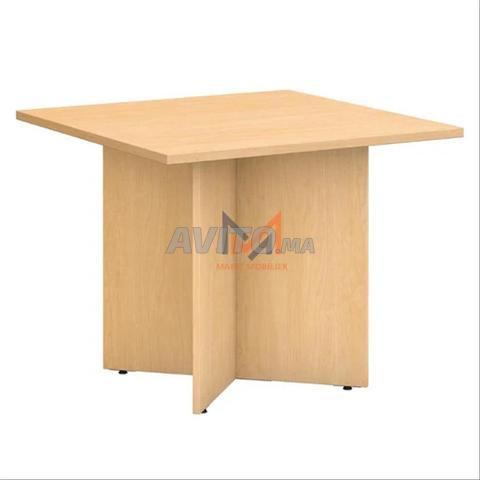 نسخة من طاولات اجتماعات